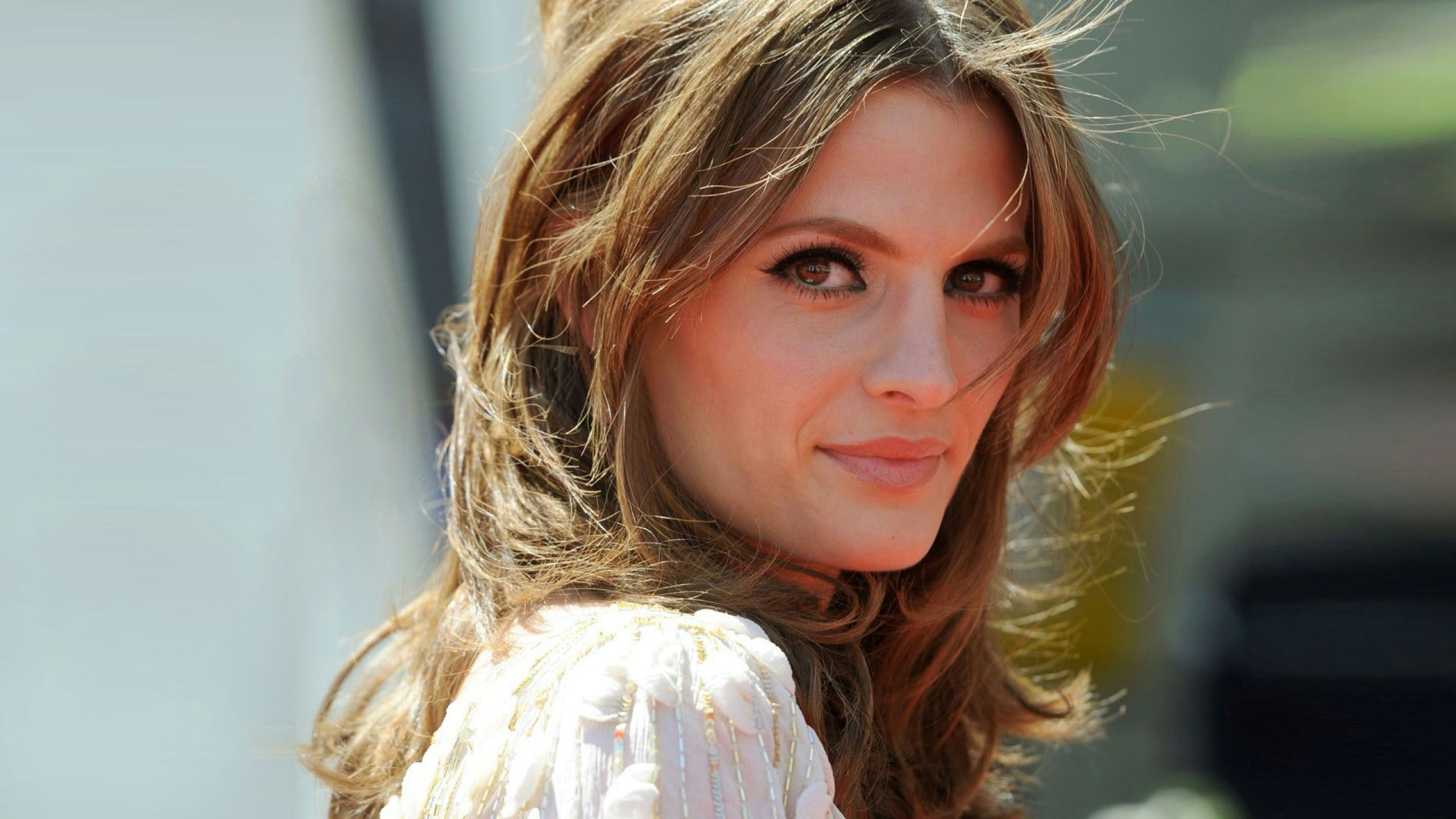 2560x1600_fond-ecran-celebrites-feminines-stana-katic-042