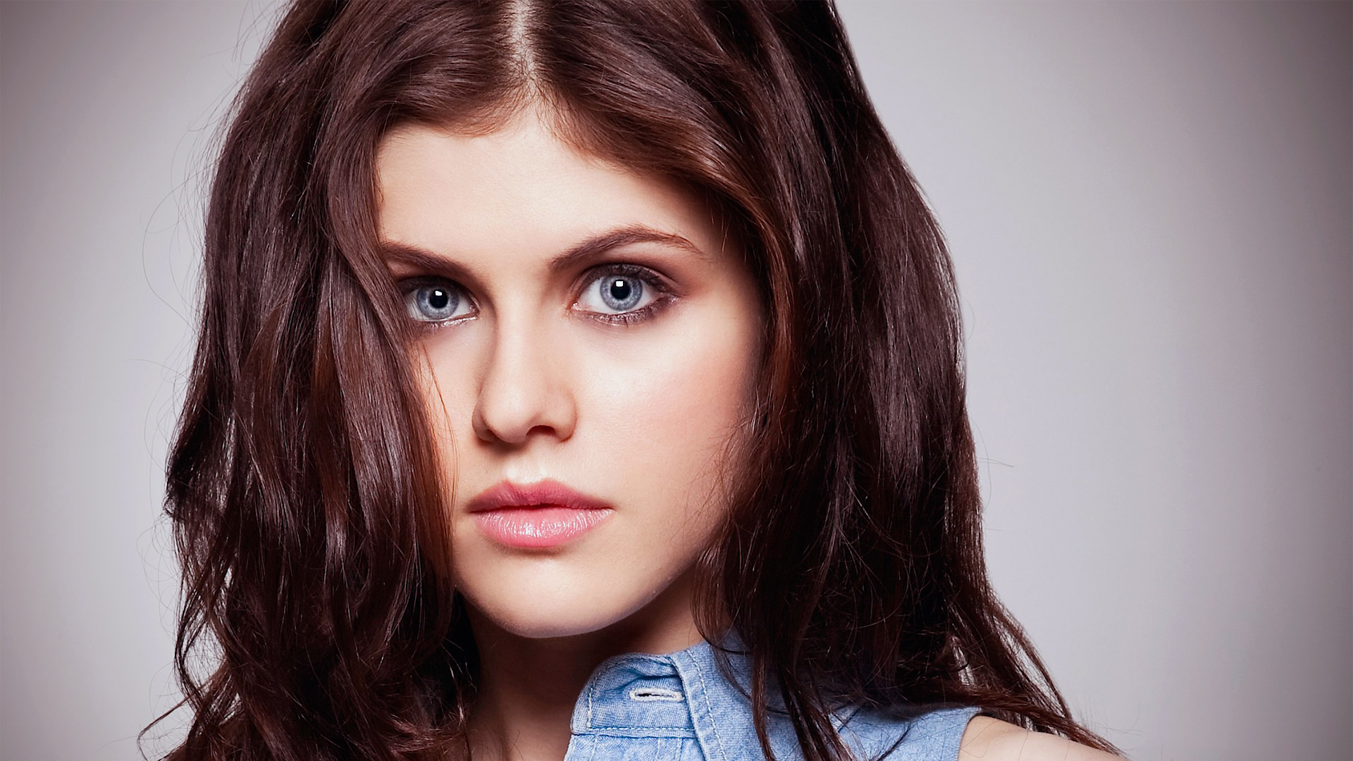 alexandra-daddario-jean-jacket-close-up-7680x4320