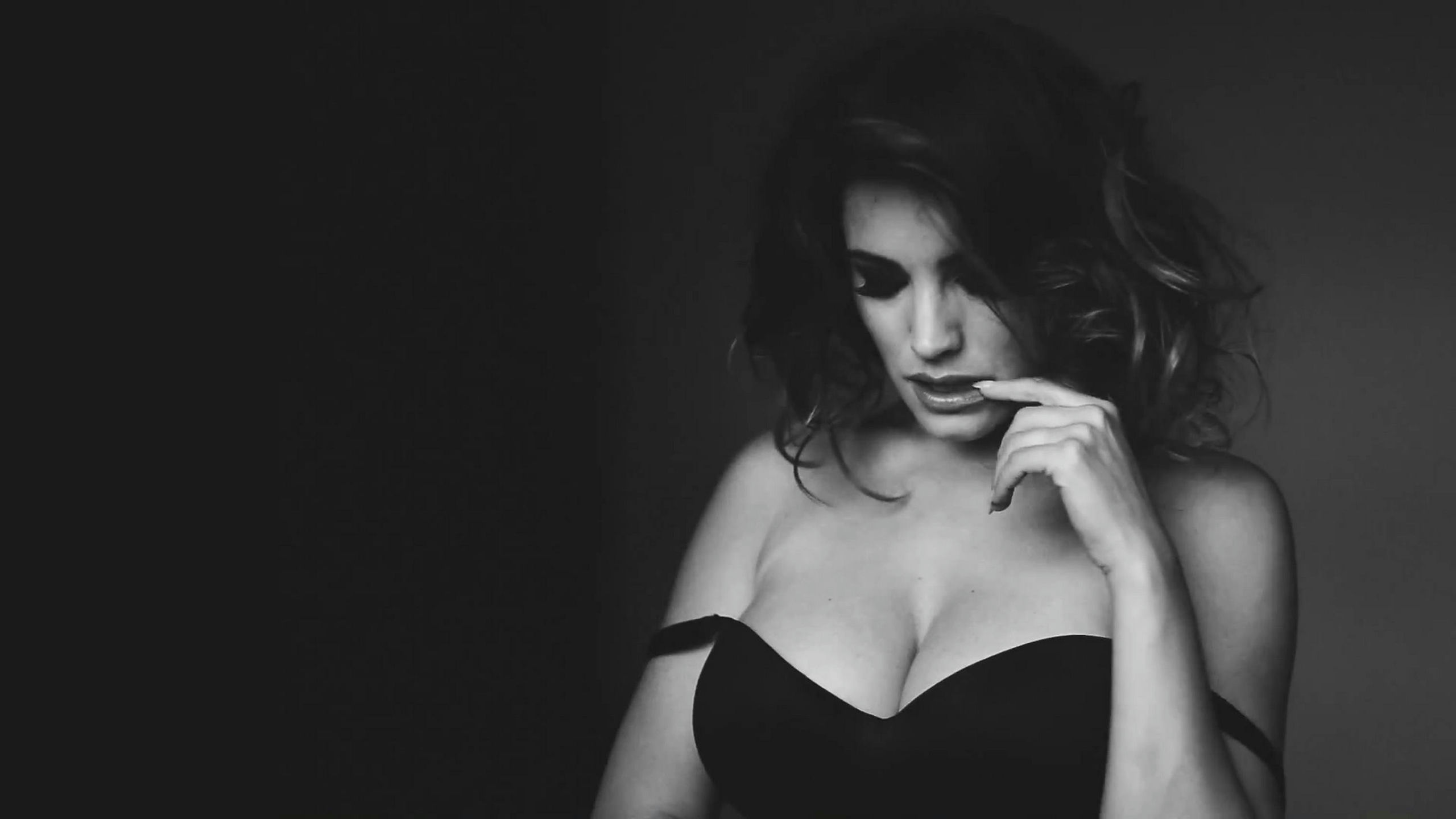 kelly-brook-bw