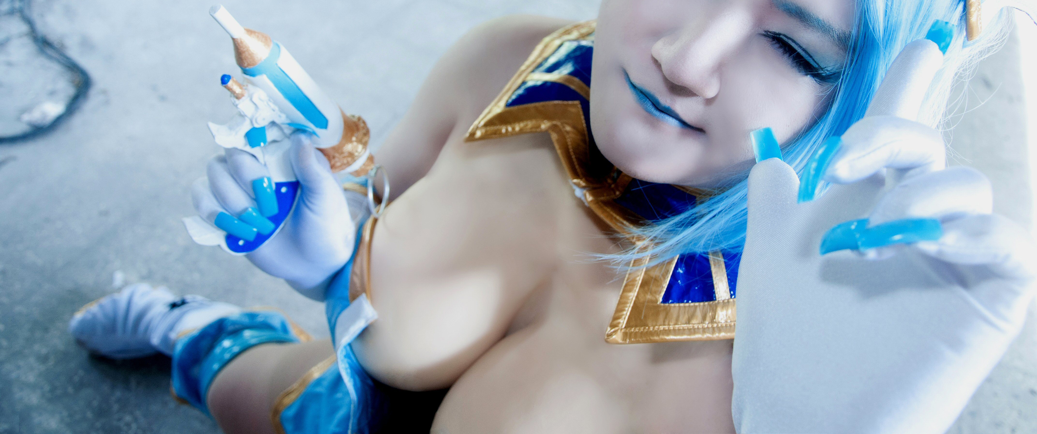 blue-hair-cosplay